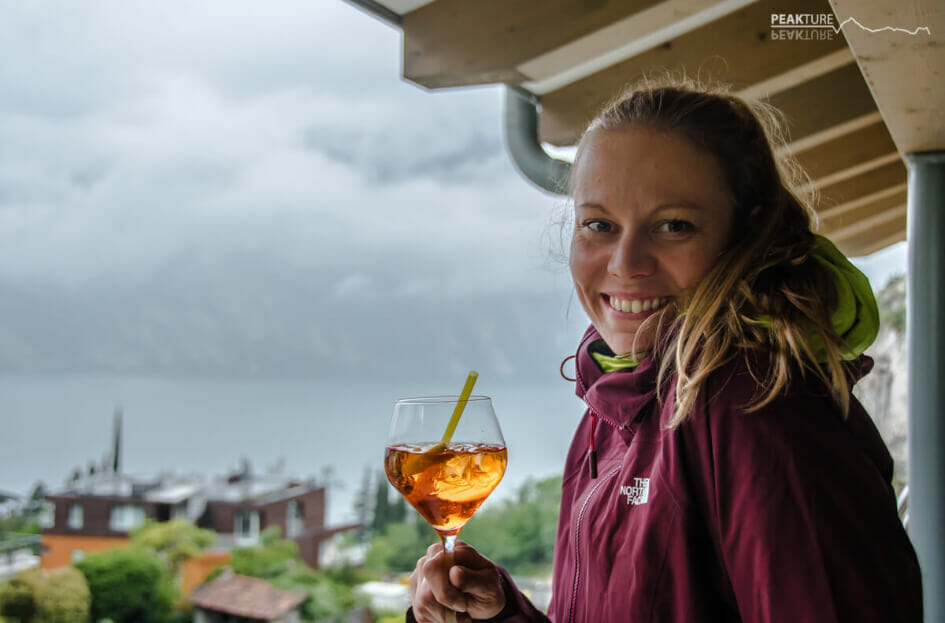 Jacqueline genießt das Willkommens- Getränk am Gardasee